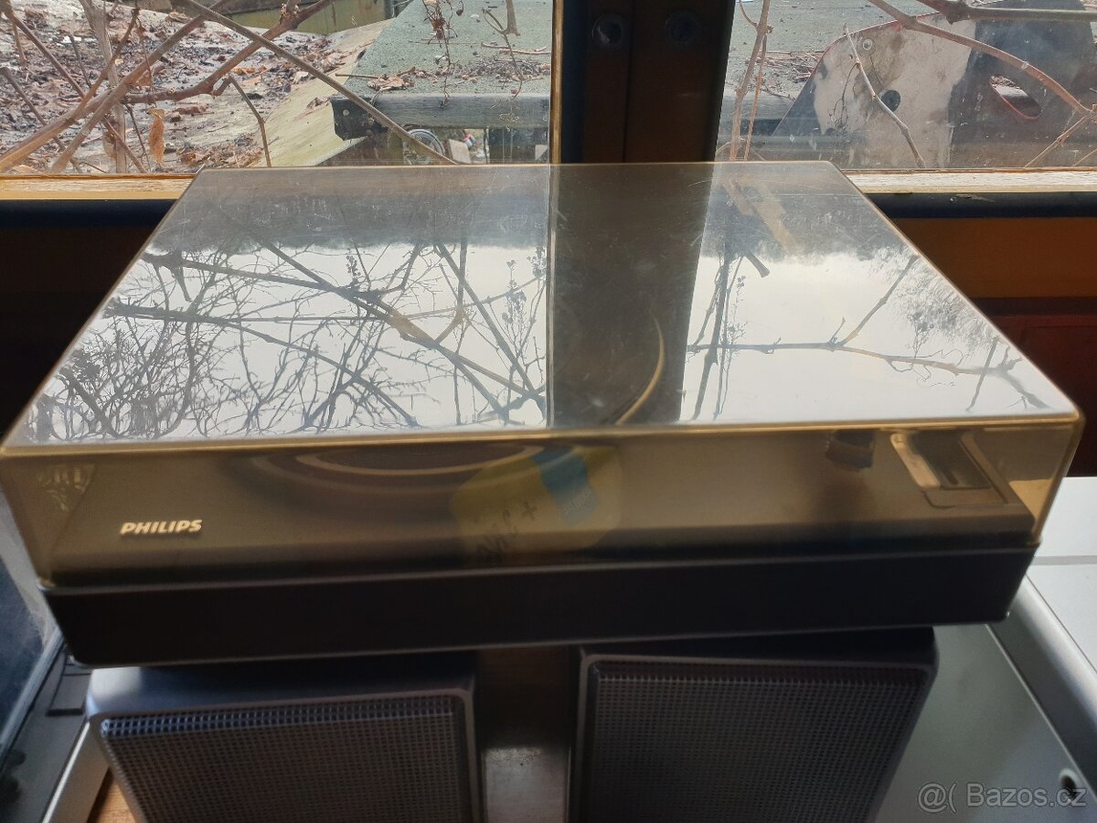 Gramofon Philips, Tesla, Universum - 2