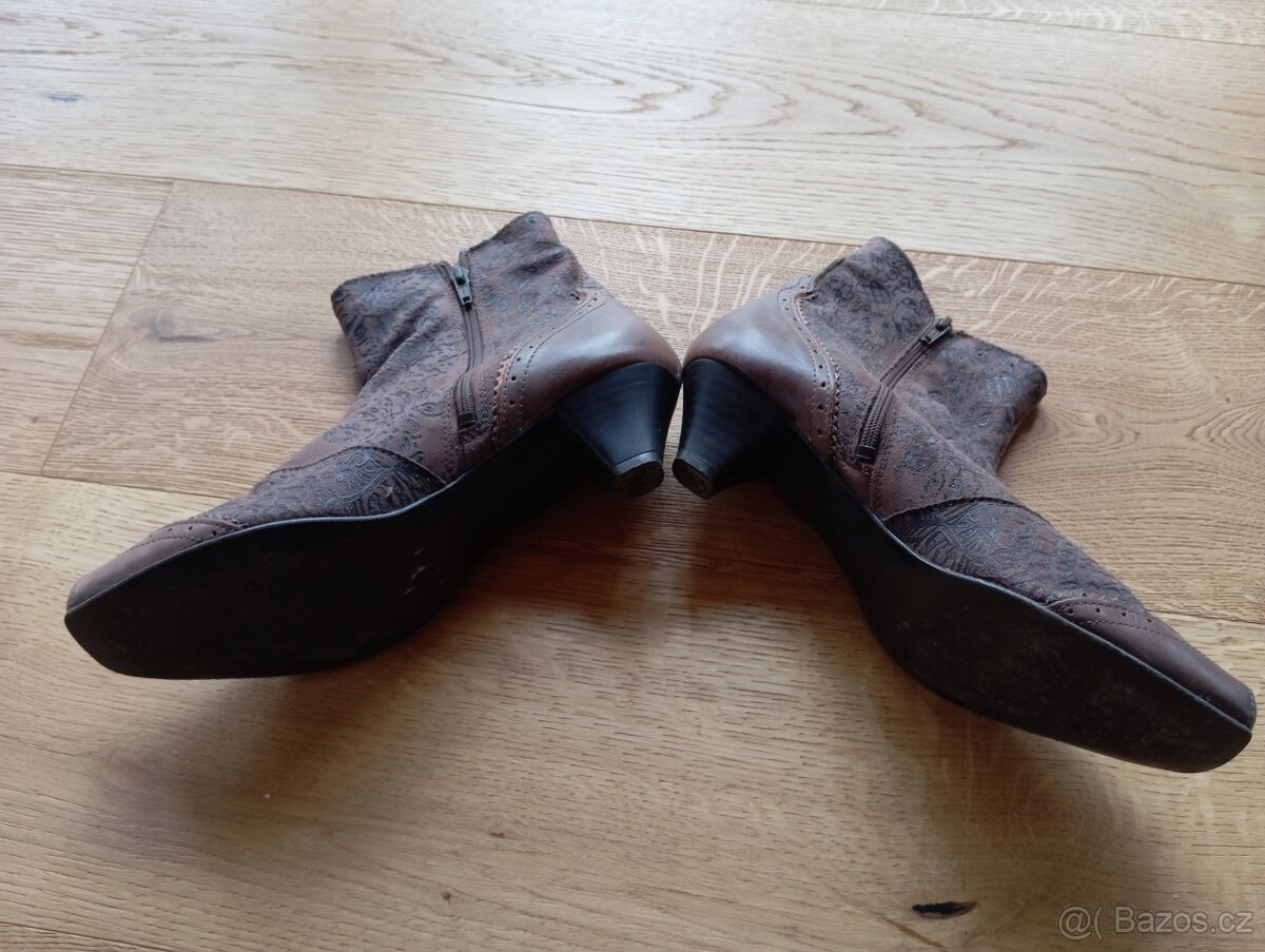 Téměř nenošené boty podzim,jaro vel.40 - 2