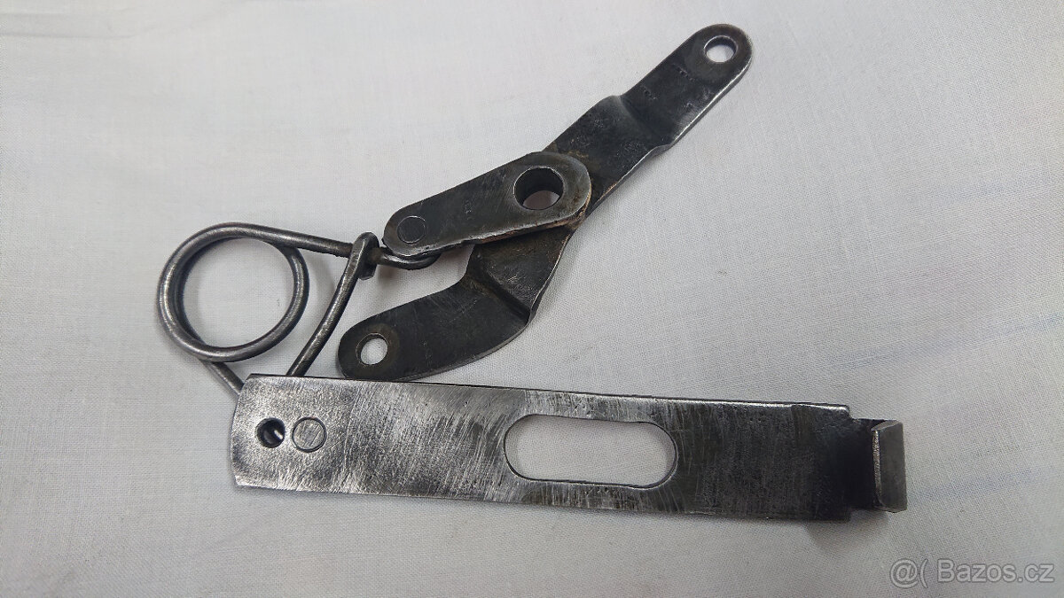 Mechanismus zavírání kapoty Škoda Praga Tatra Aero - 2