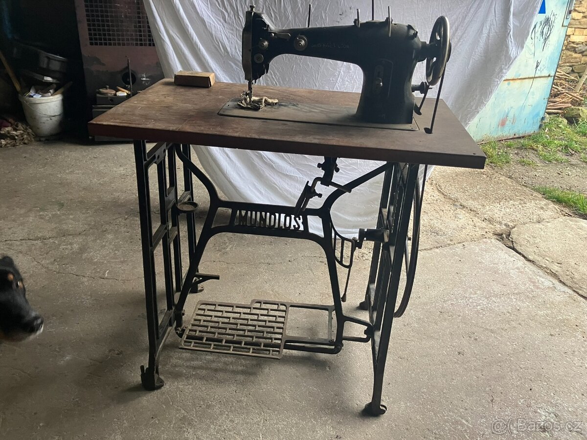 Retro šicí stroj - 2