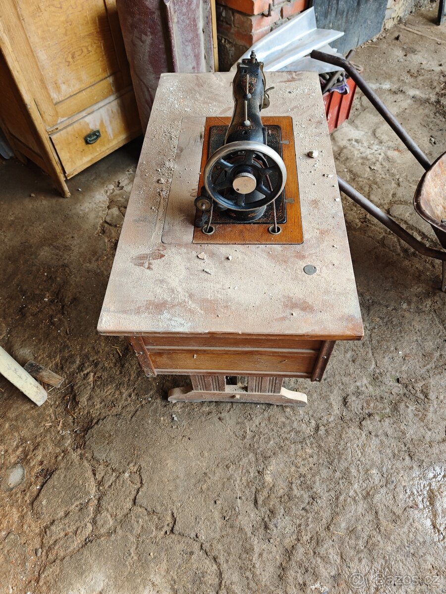 Starožitný šicí stroj LADA - 2