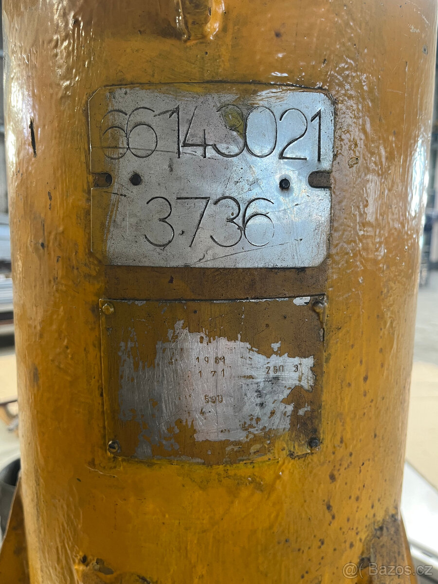 Otočný jeřáb 500 kg - 2