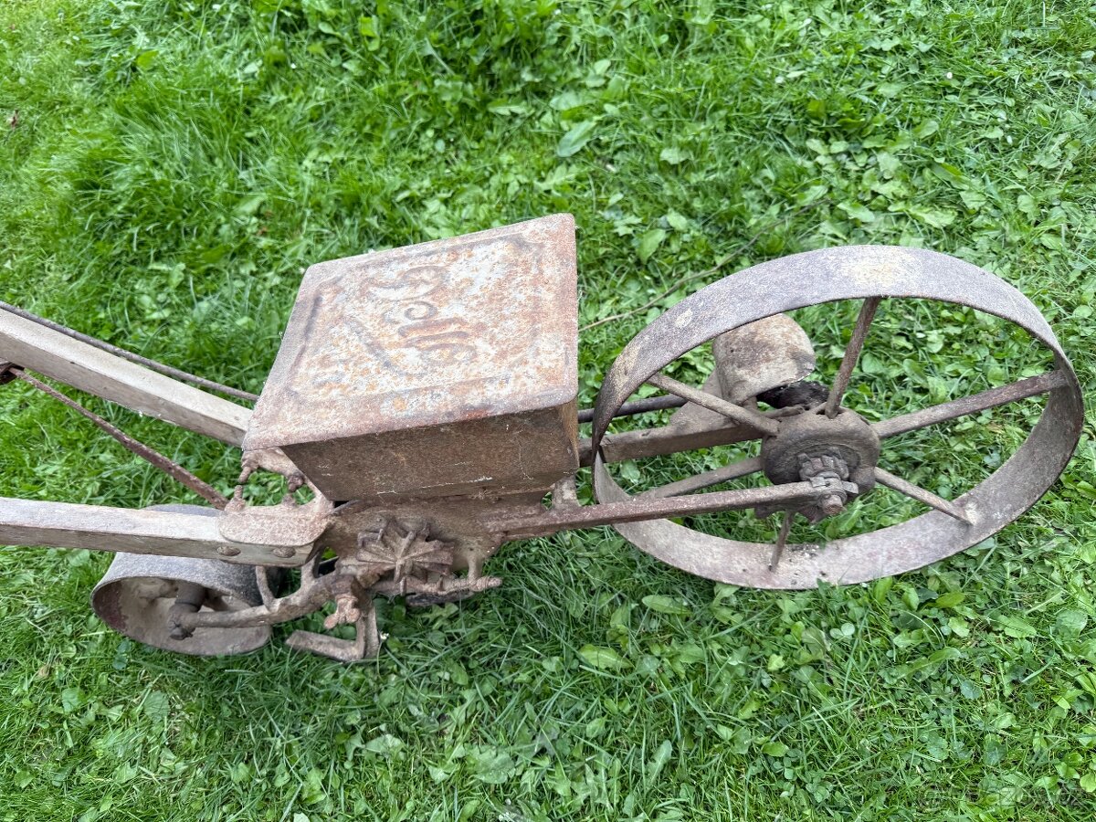 Mašinka na setí řepy - 2