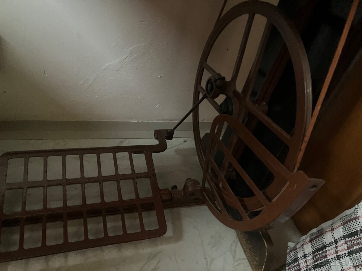 Prodám starý šlapací šicí stroj MINERVA - 2