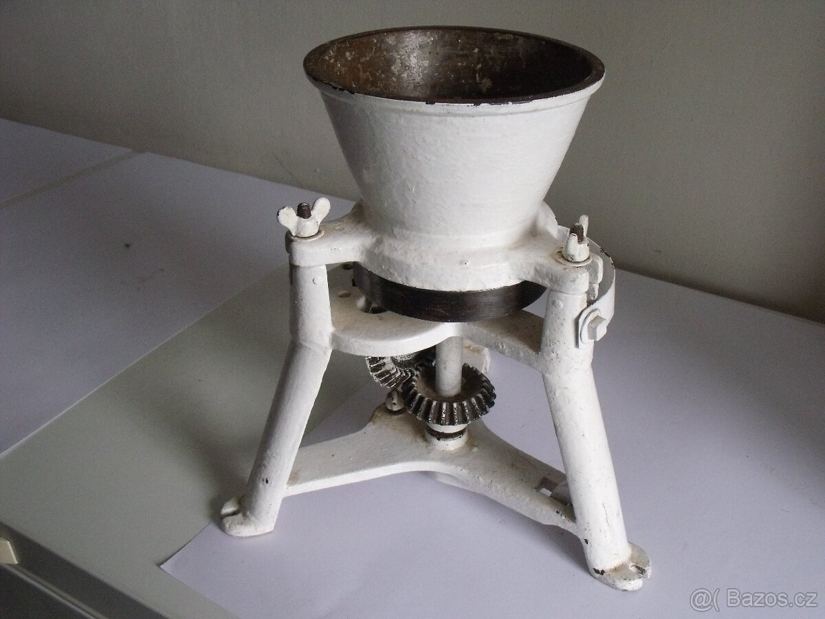 Šrotovník ruční, mlýnek na obilí - 2