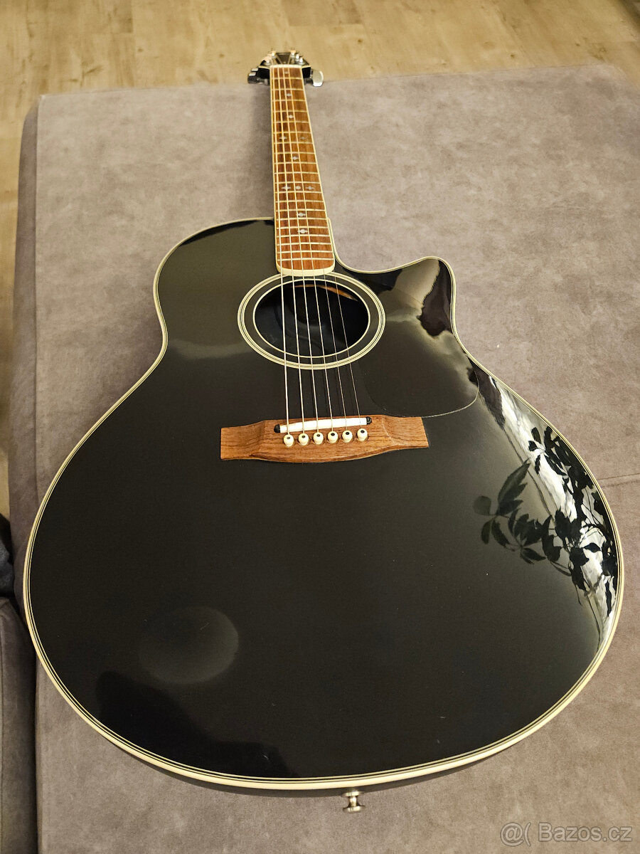 Česká akustická polomasivní kytara FURCH - 2