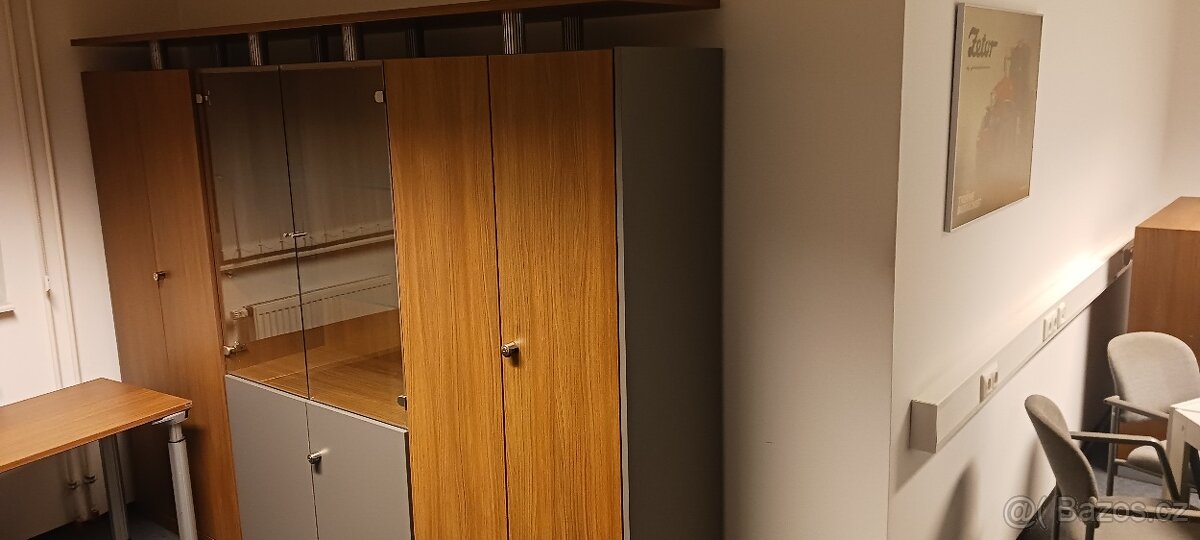 Kancelař: 2 stoly, skříň, regál - 2