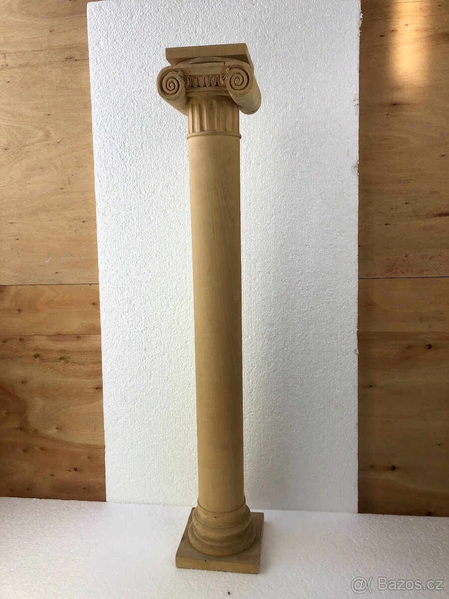 Vyřezávaný dřevěný stojan Antický sloup (NP004) - 2