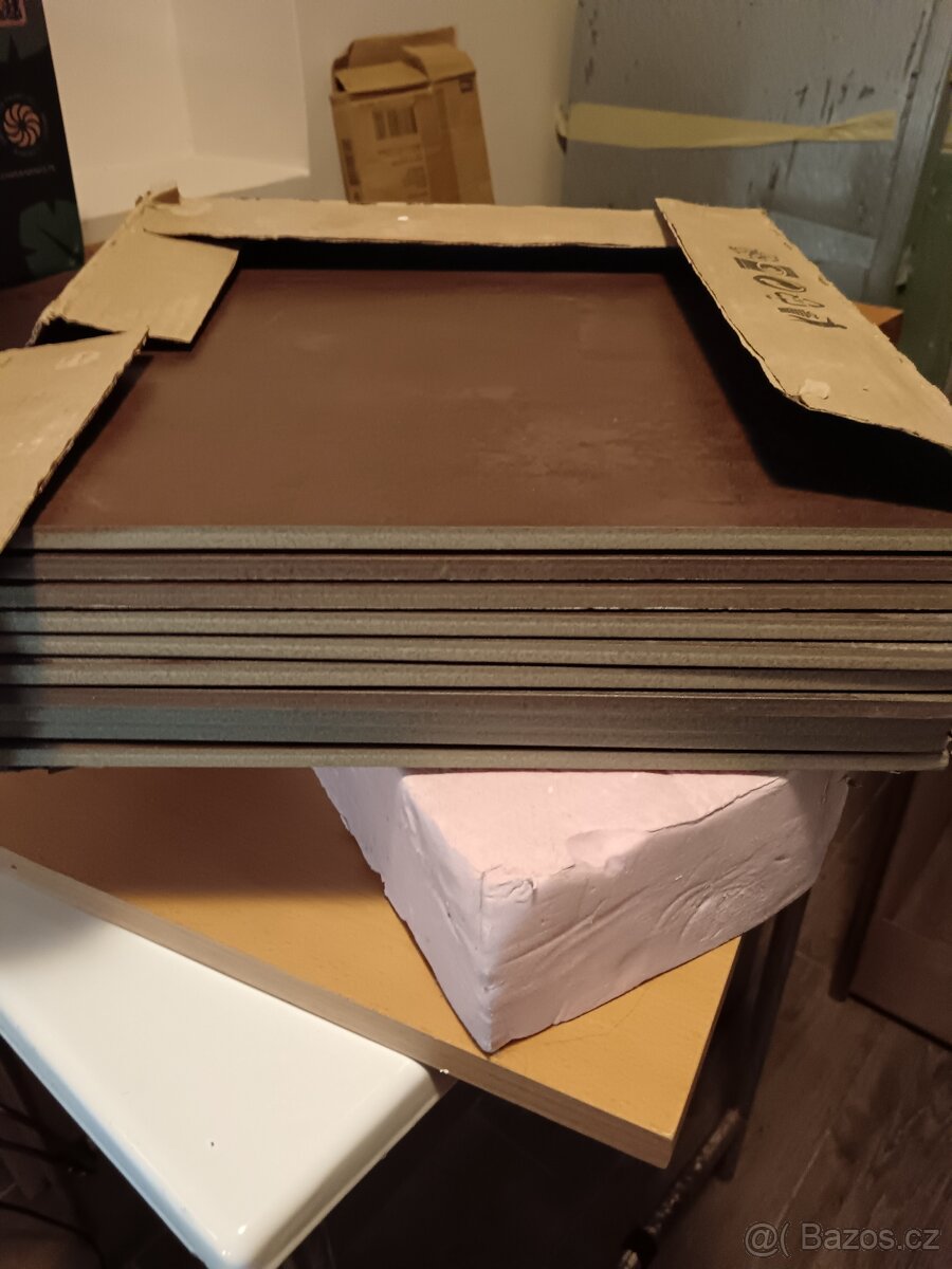 Dlažba hnědá, 33,3 x 33,3, zbytek 1,2 m - 2