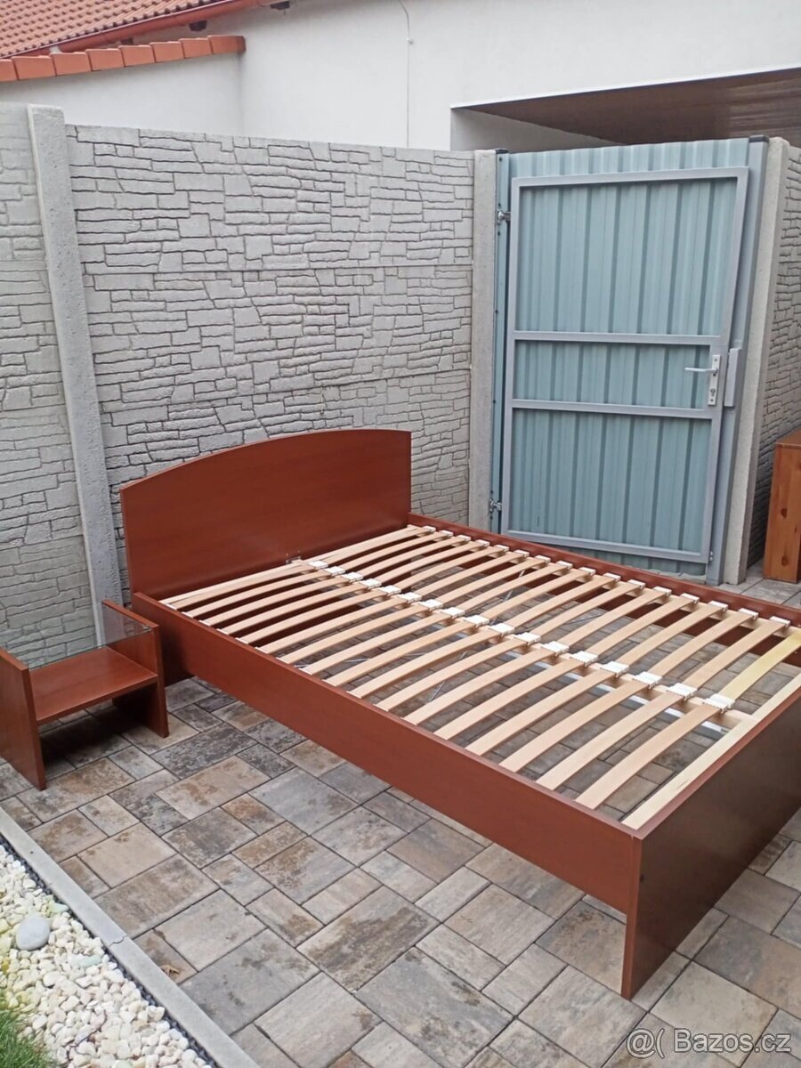 Prodám manželskou postel + Noční stolek ZDARMA - 2