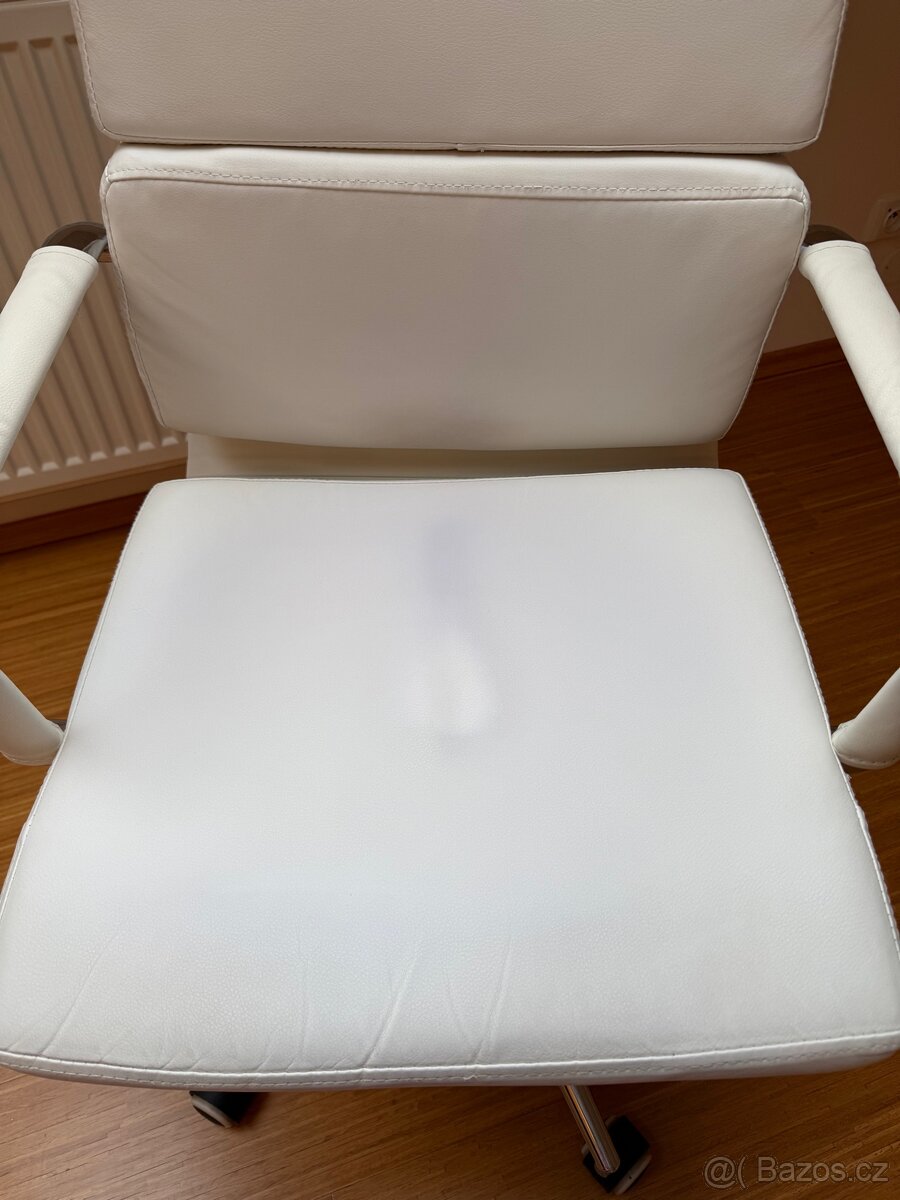 Bílé kancelářské křeslo - 2