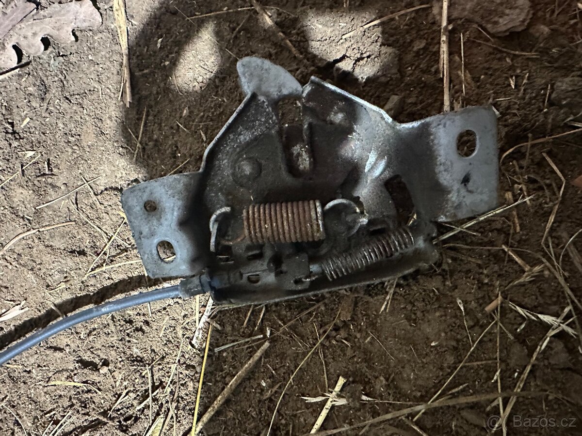 Otevírání kapoty s lankem Suzuki Jimny - 2