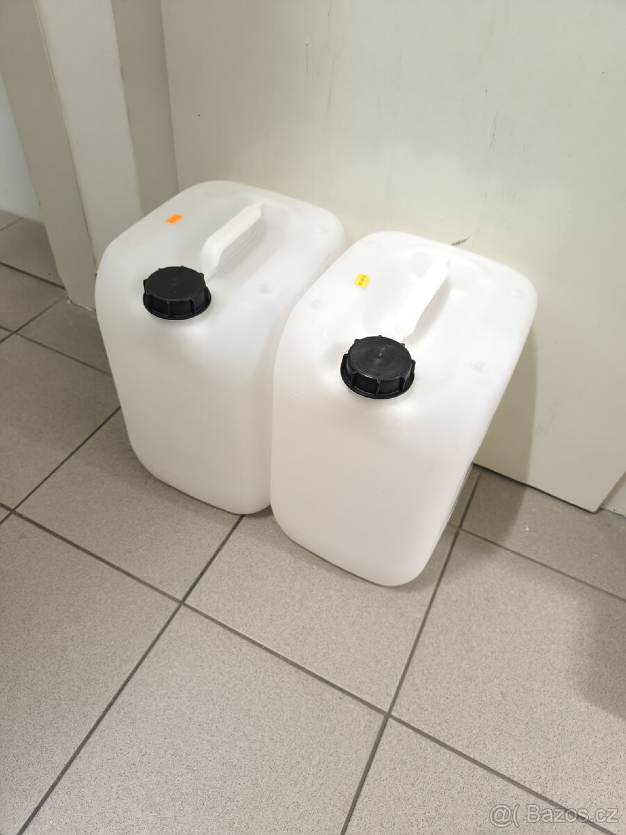 Plastové kanystry 20 litrů - 2