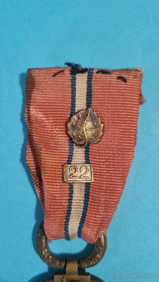Čs revoluční medaile štítek 22 a lipový lístek- těžká tmavá - 2