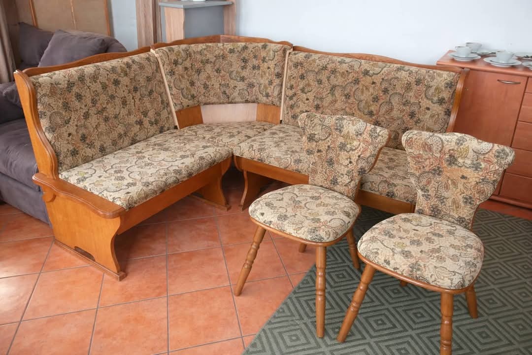 Rohová lavice dvě židle - 2