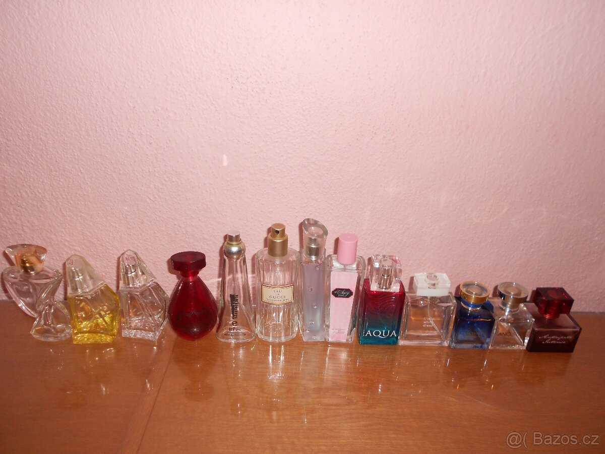 Prázdné parfémové lahvičky. - 2