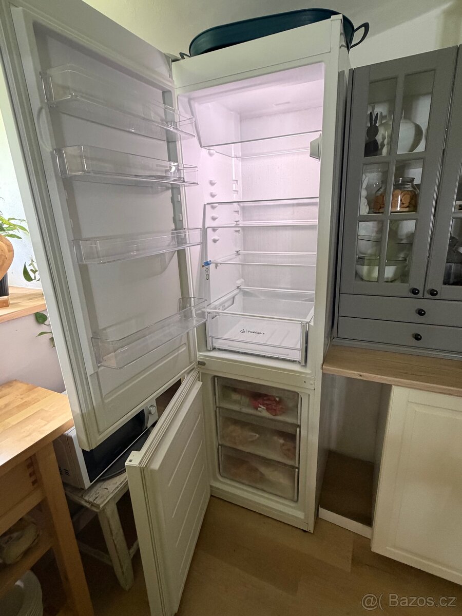 Kombinovaná lednice s mrazákem Indesit - 2