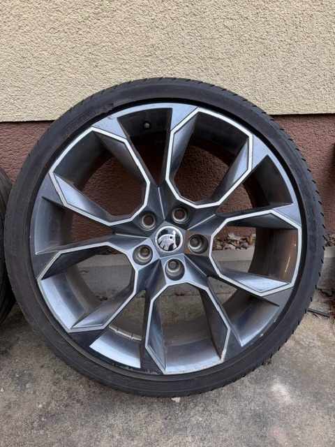 Kola Skoda Extreme 225/35/19 - 2