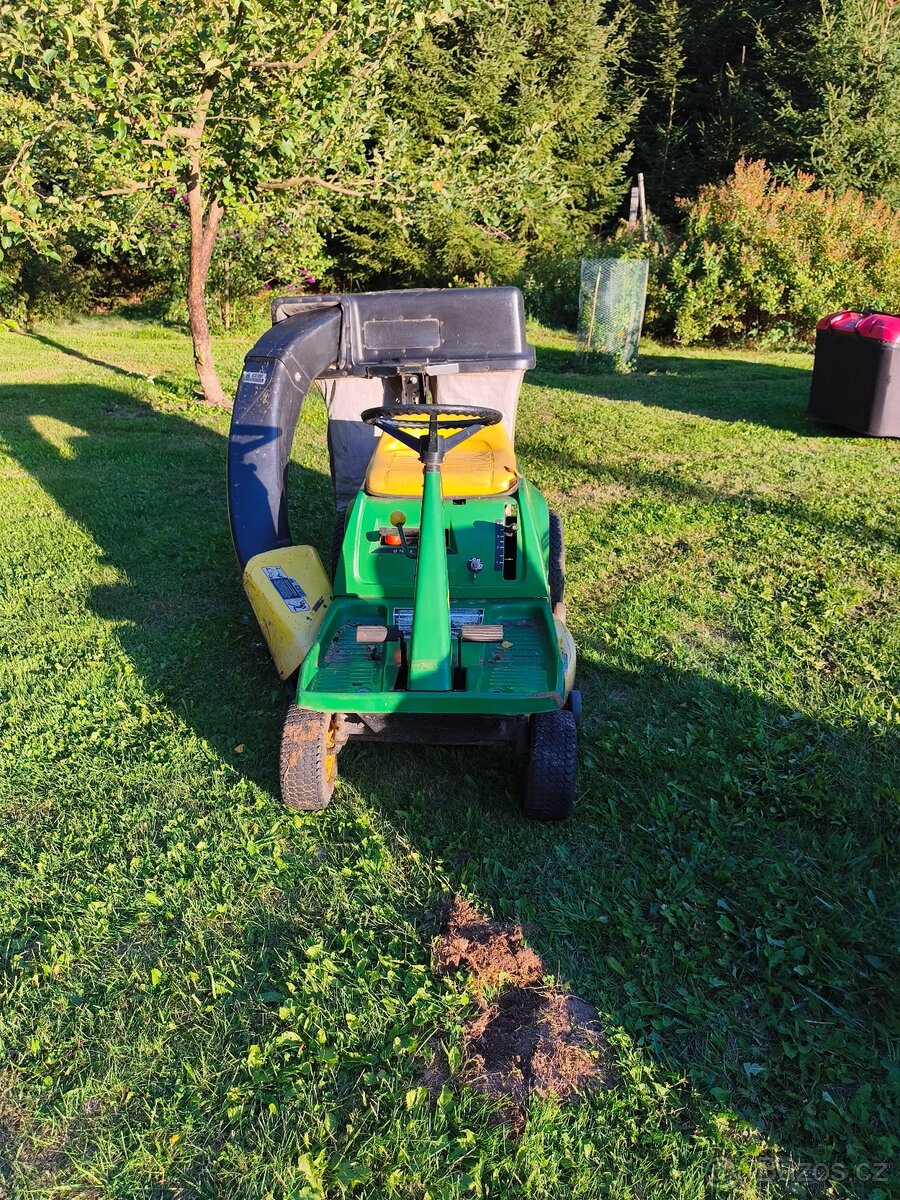 Zahradní traktůrek John Deere - 2