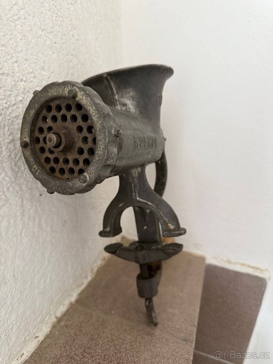 Historický litinový mlýnek na maso KOSMOS č. 10 - 2