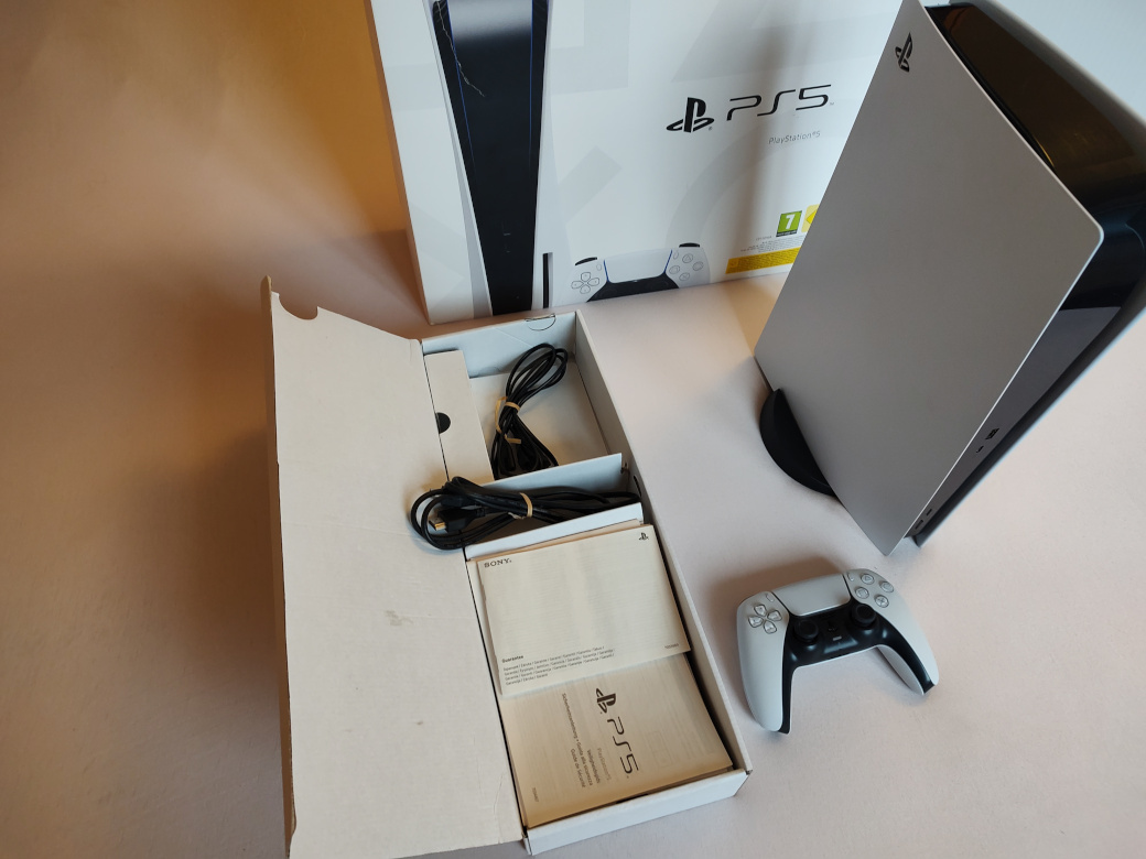 PS5 825GB s BlueRay mechanikou, DS ovladač, původní krabice - 2