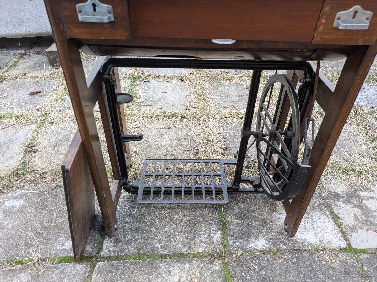 starý šicí stroj - 2