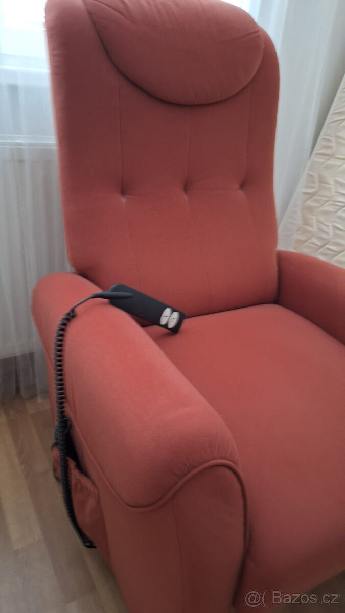 Pohodlné křeslo elektricky nastavitelné - 2