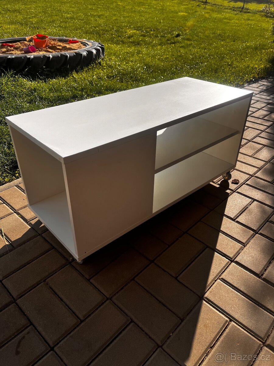 Prodám malý televizní stolek - 2