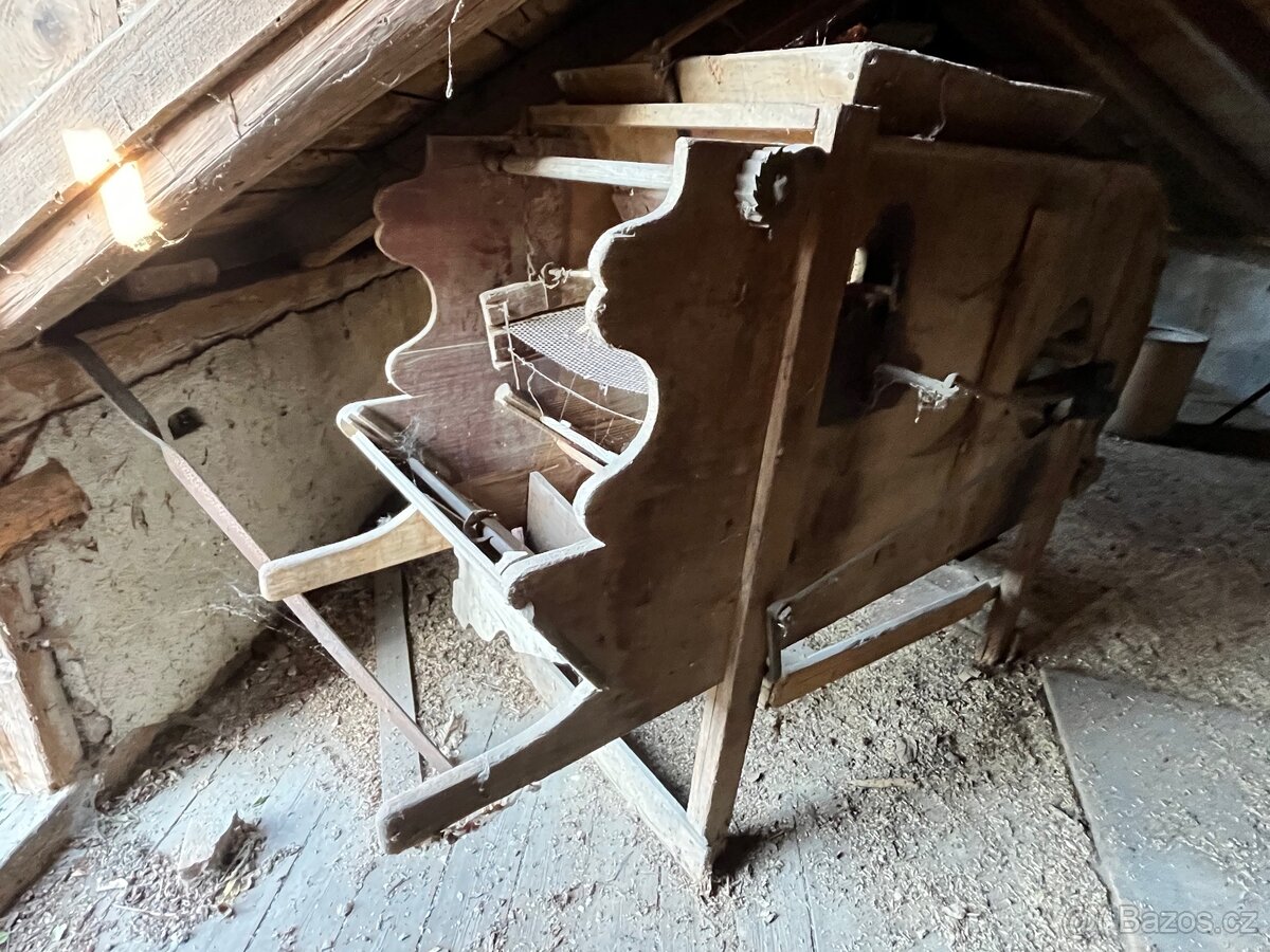 Historicky Fukar-mlátička obilí - 2