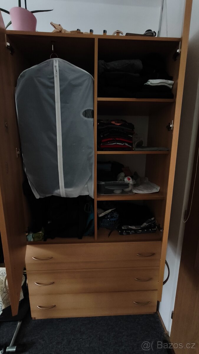 Prodám velkou šatní skříň s komodami - 2
