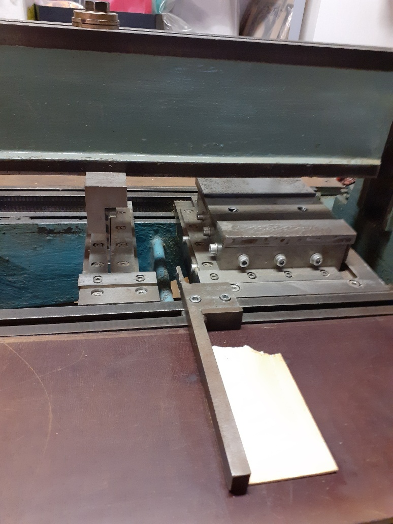 Stroj na výsek rohů a štěrbin - 2