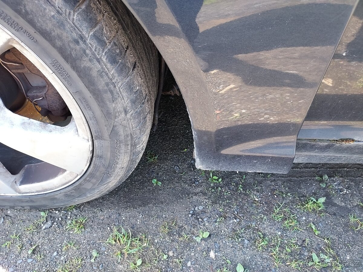 levý přední blatník na Audi A6 C6 - 2