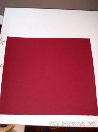 Červené prostírání, věnce na maškarní 4 kusy - 2