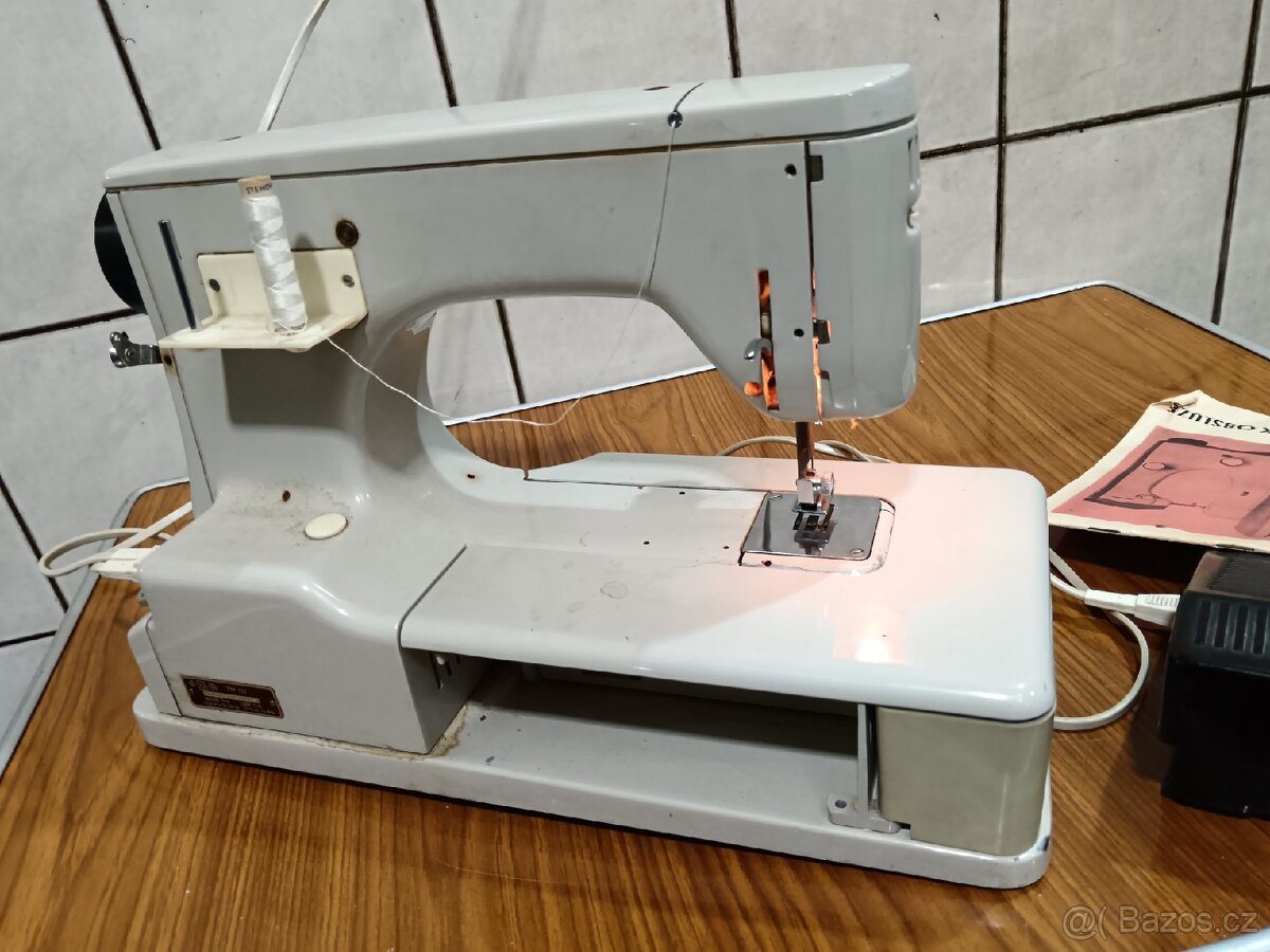 Starý šicí stroj lada - 2