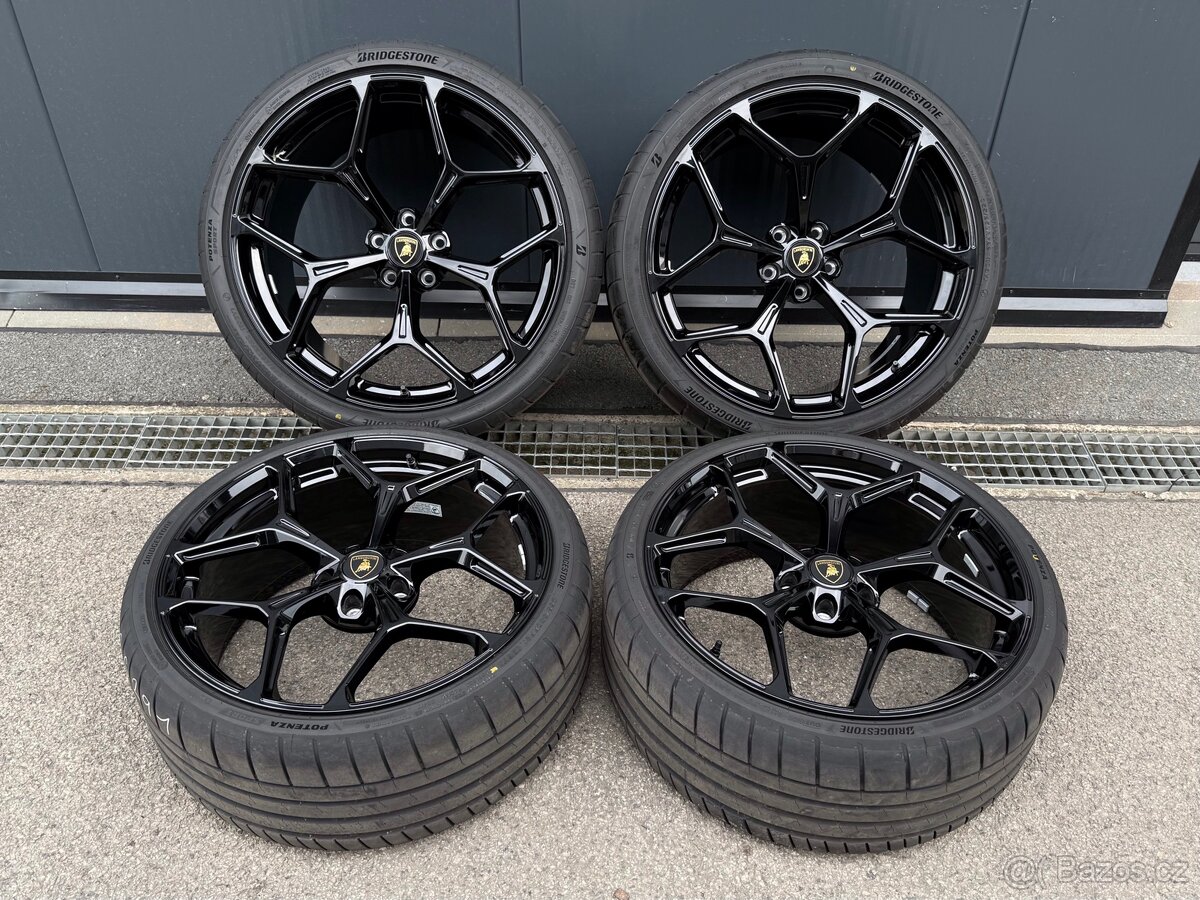 Lamborghini Revuelto kola - 2