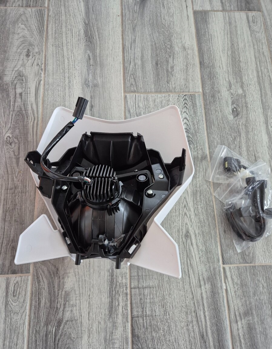 Prodám přední masku - bílou LED - 2
