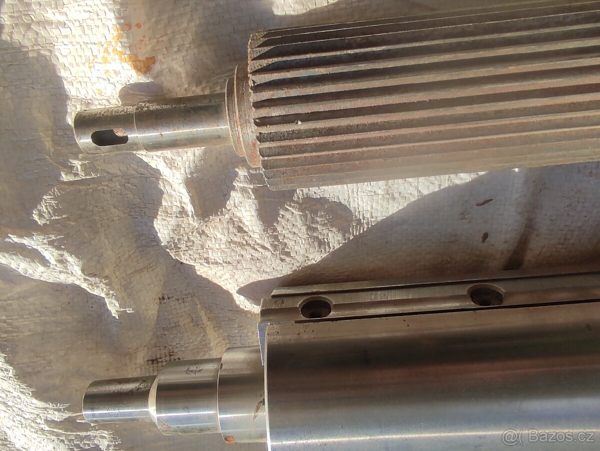 Hoblovací a podávací válec - 2