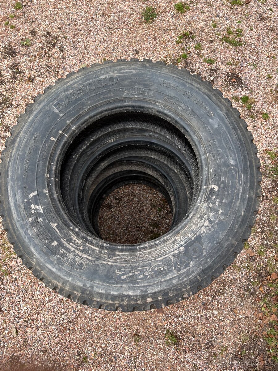 Prodám sadu gum 235/75r17.5 - 2