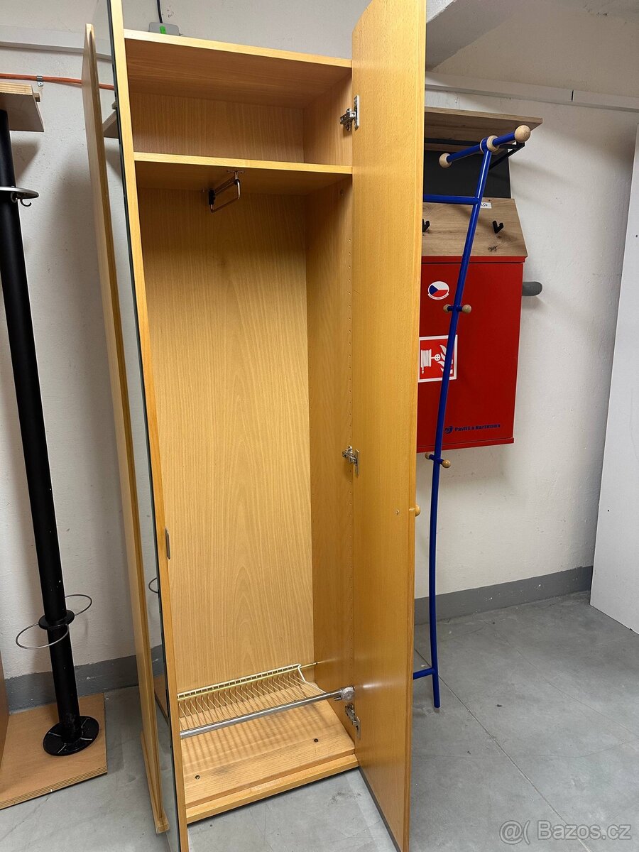 Předsíňová skříň se zrcadlem – skladem - 2
