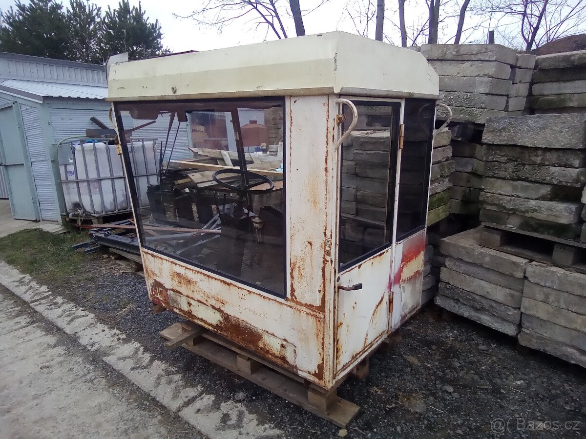 Kabina ze řezačky Toro - 2