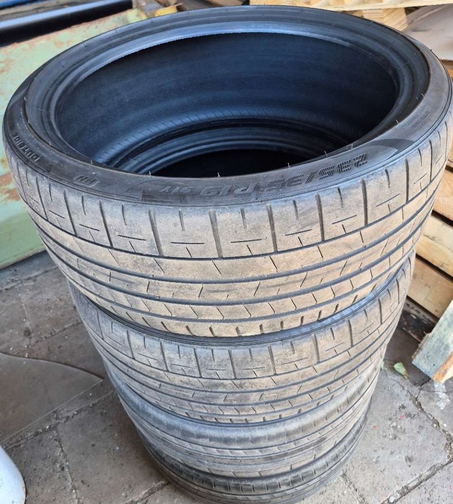 Pirelli P ZERO 235/35 R19 - 2