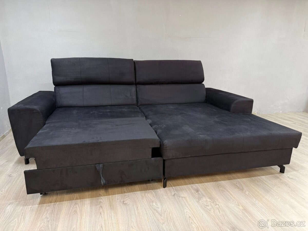 Tmavá sedací souprava. - 2