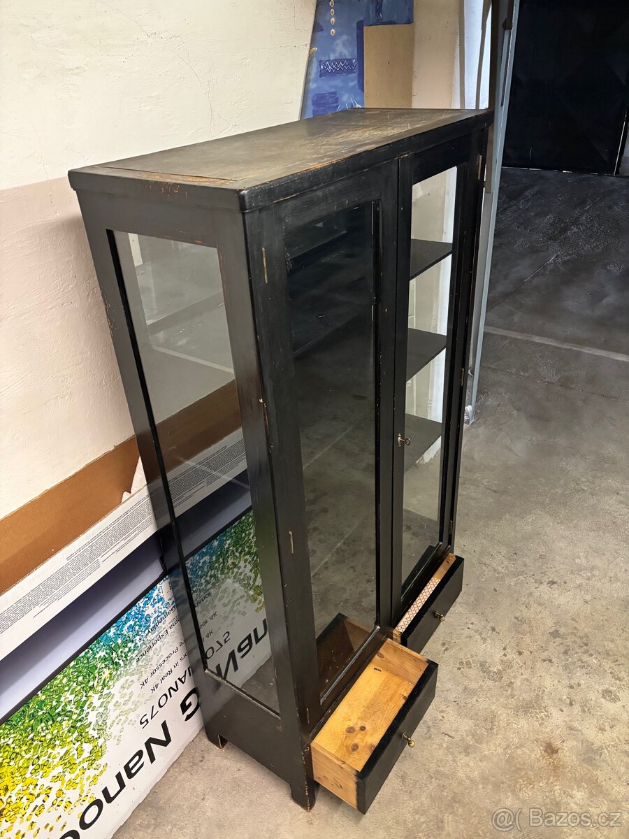 Starší vitrína se skleněnými dveřmi – vintage styl - 2