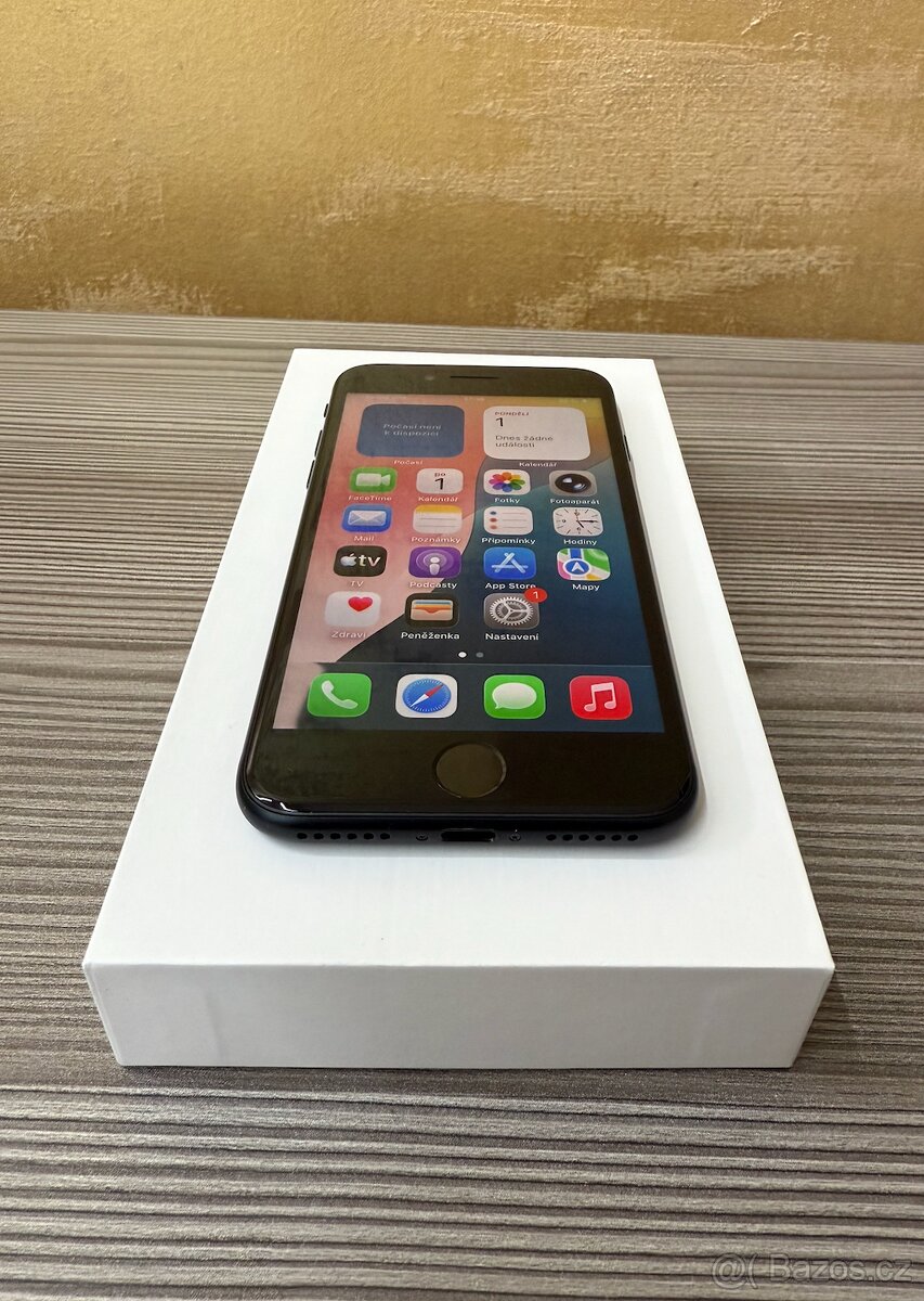 Apple iPhone SE 2022 128GB black, Top stav - 2