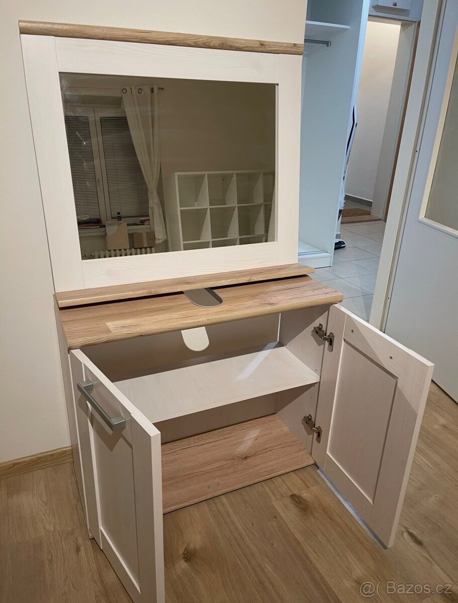 Zrcadlo se skřínkou - 2