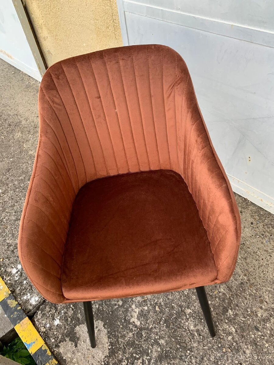 Nová skoricová jídelní křesla - 2