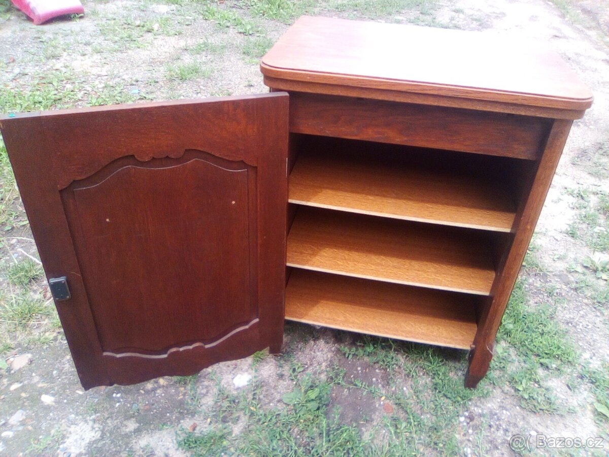 Neobarokní dubová skříňka Francie - 2