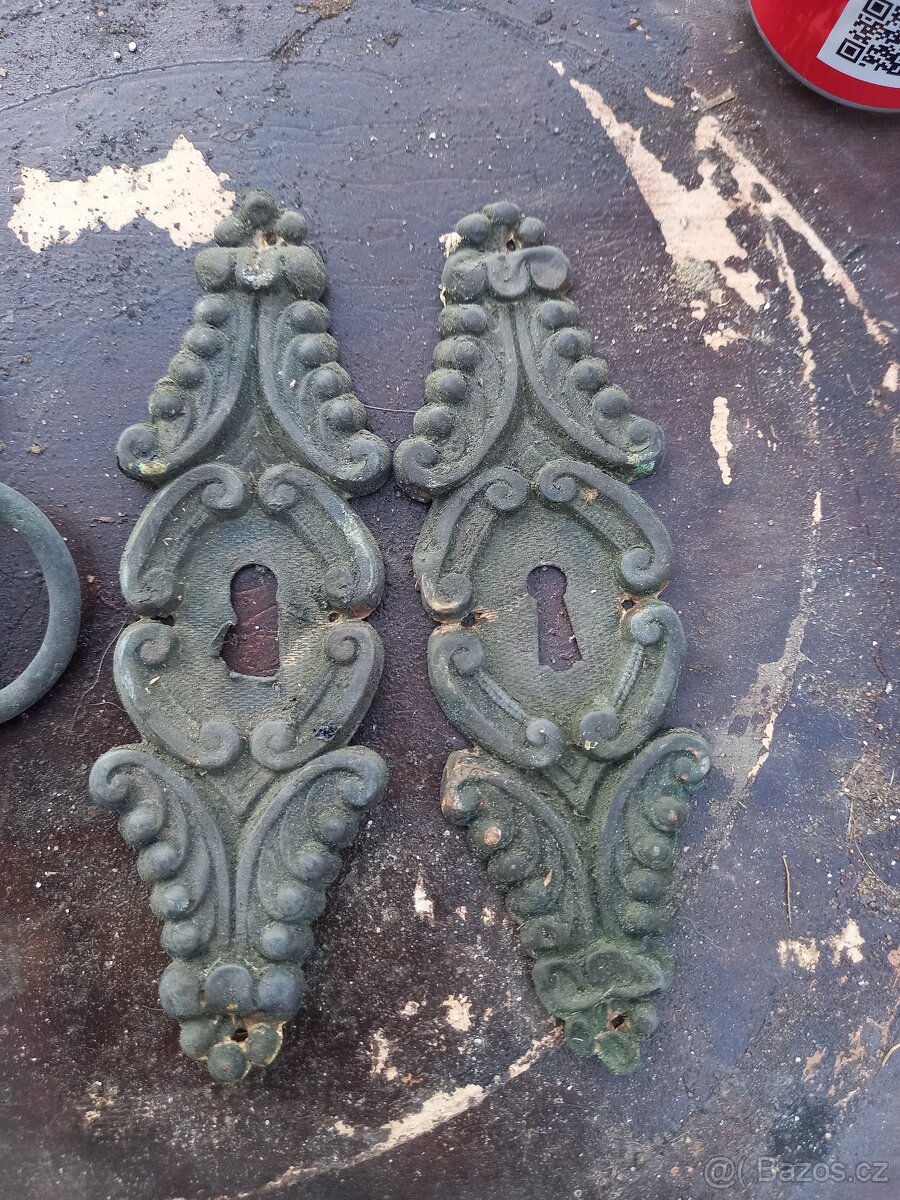 Ozdobne kovani ze stare drevene skrine se suplikem - 2