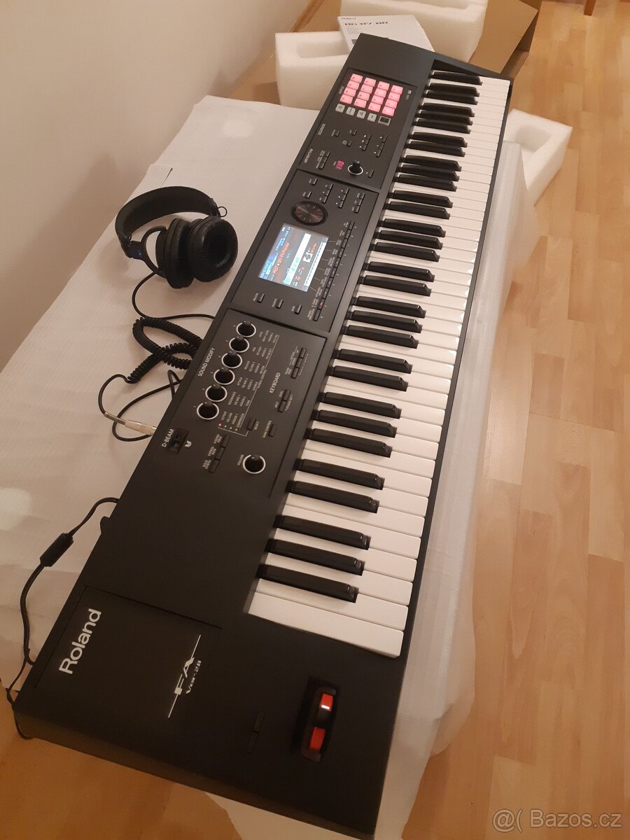 Syntezator Roland fa 07, Rol RH-200 sluchátka,MACKIE CR8-XBT - 2