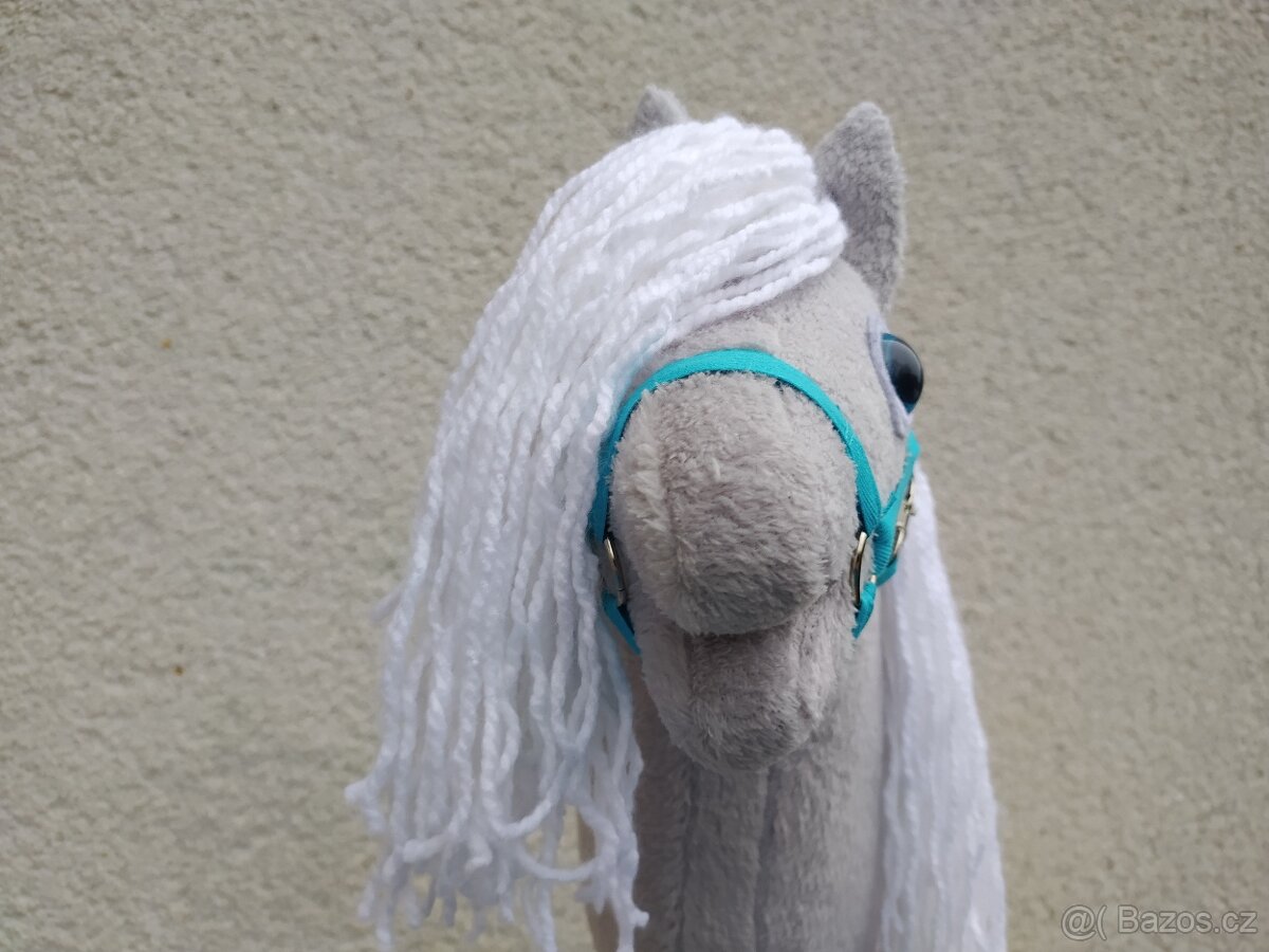 Hobby horse s modrýma očima - 2